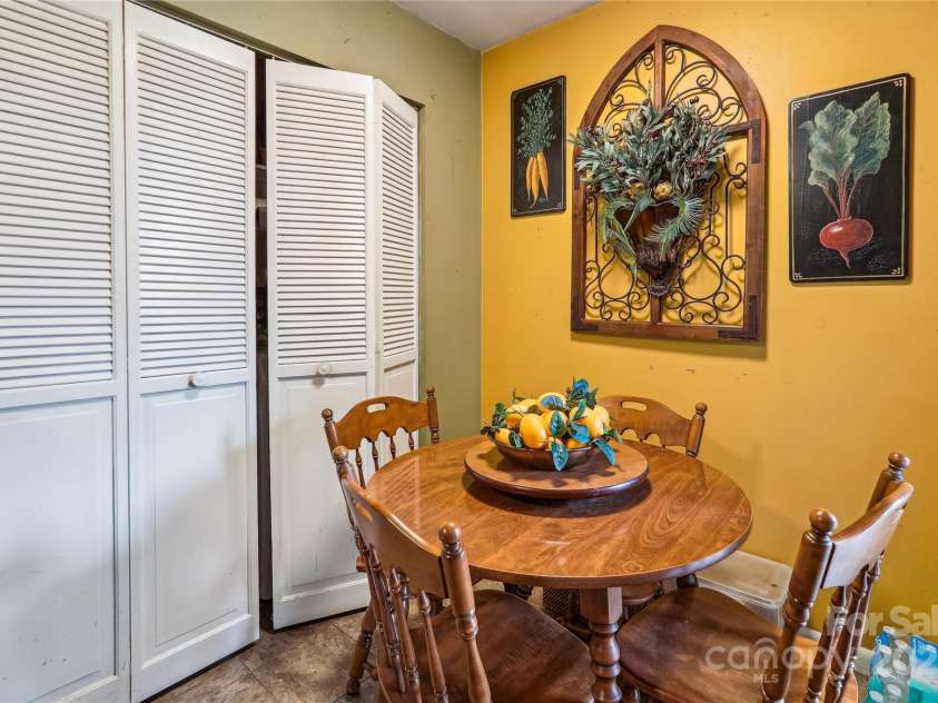 4811 Spring Lake Drive, Charlotte, NC 28212.  MLS# CAR4225358, YatesRealty ID 8737. Breakfast nook in the kitchen