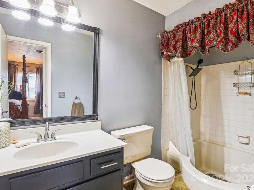 4811 Spring Lake Drive, Charlotte, NC 28212.  MLS# CAR4225358, YatesRealty ID 8737. Large soaking tub in owners suite