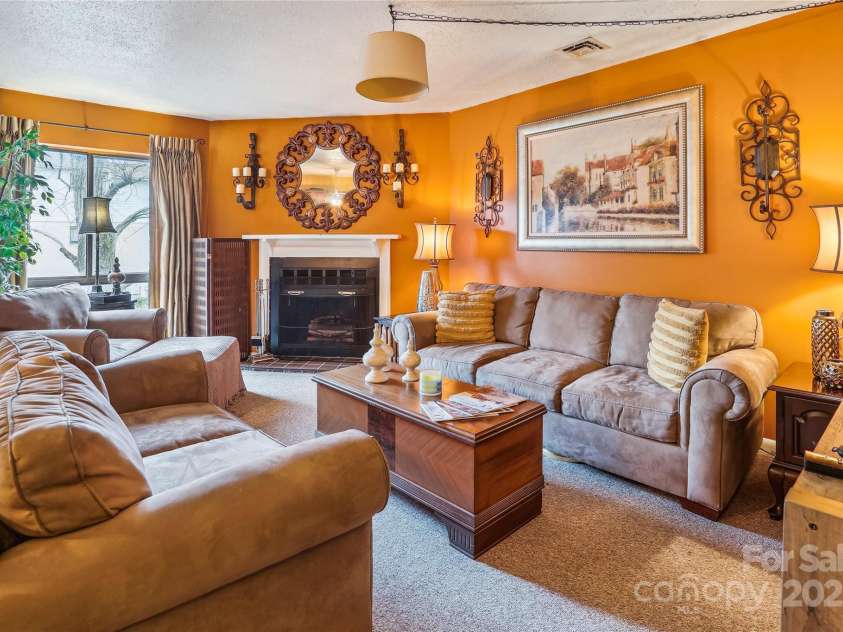 4811 Spring Lake Drive, Charlotte, NC 28212.  MLS# CAR4225358, YatesRealty ID 8737. Open great room