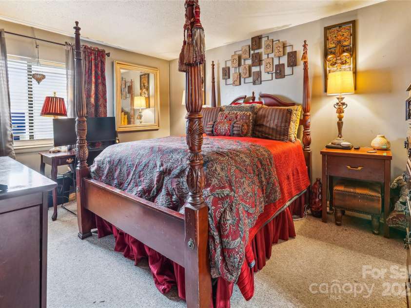 4811 Spring Lake Drive, Charlotte, NC 28212.  MLS# CAR4225358, YatesRealty ID 8737. Owner's Suite