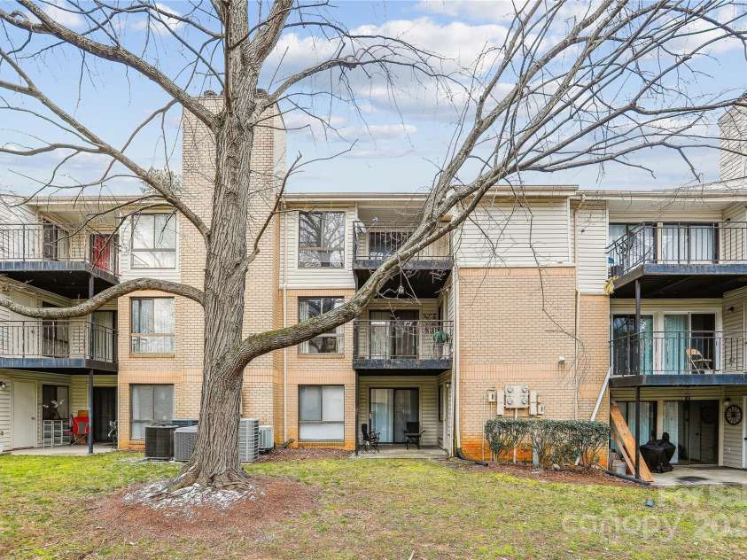 4811 Spring Lake Drive, Charlotte, NC 28212.  MLS# CAR4225358, YatesRealty ID 8737. SpringLake/Watermark Condos