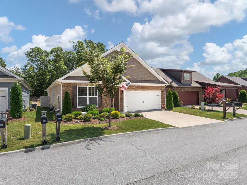 602 Summerfield Place, Flat Rock, NC 28731.  MLS# CAR4276322, YatesRealty ID 8744. 602 Summerfield Place
