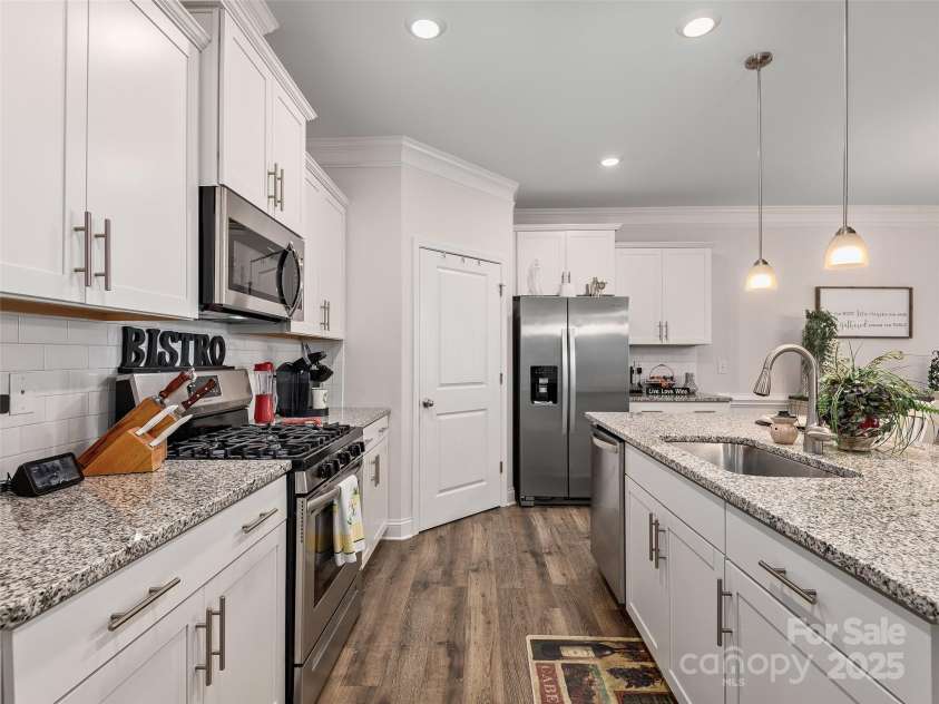 602 Summerfield Place, Flat Rock, NC 28731.  MLS# CAR4276322, YatesRealty ID 8744. Stainless Steel appliances with Gas Range