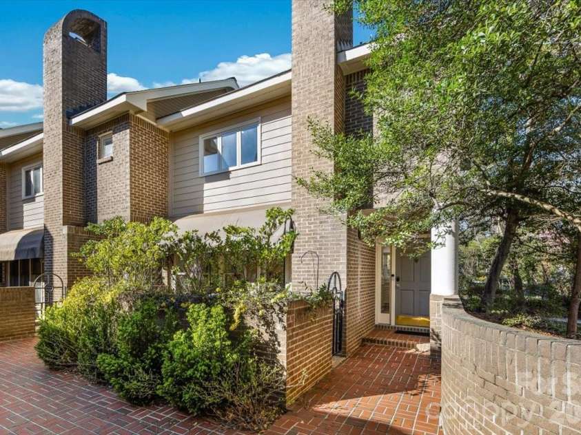 2330 Roswell Avenue, Charlotte, NC 28207.  MLS# CAR4358030, YatesRealty ID 8746. 