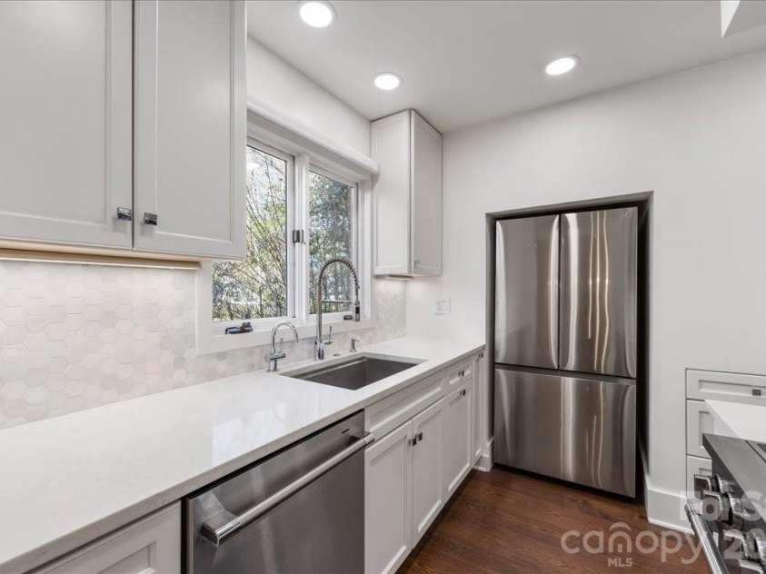 2330 Roswell Avenue, Charlotte, NC 28207.  MLS# CAR4358030, YatesRealty ID 8746. 