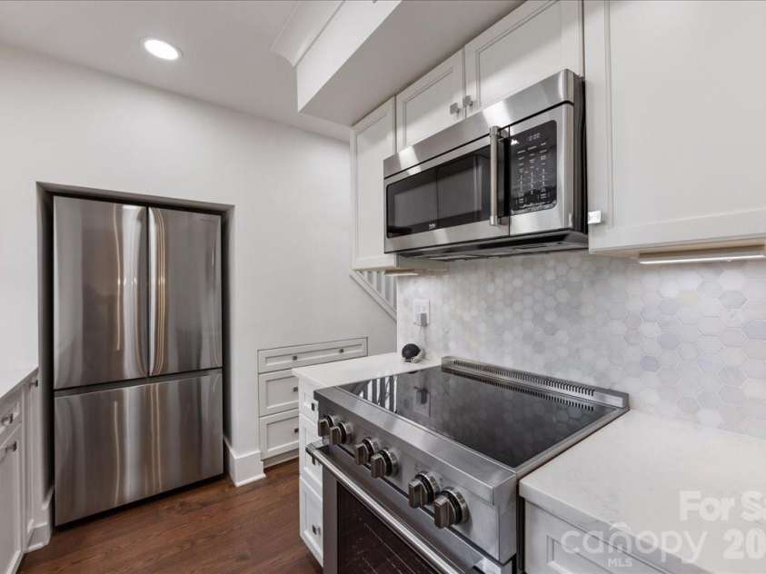2330 Roswell Avenue, Charlotte, NC 28207.  MLS# CAR4358030, YatesRealty ID 8746. 