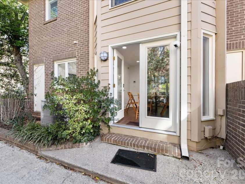 2330 Roswell Avenue, Charlotte, NC 28207.  MLS# CAR4358030, YatesRealty ID 8746. 