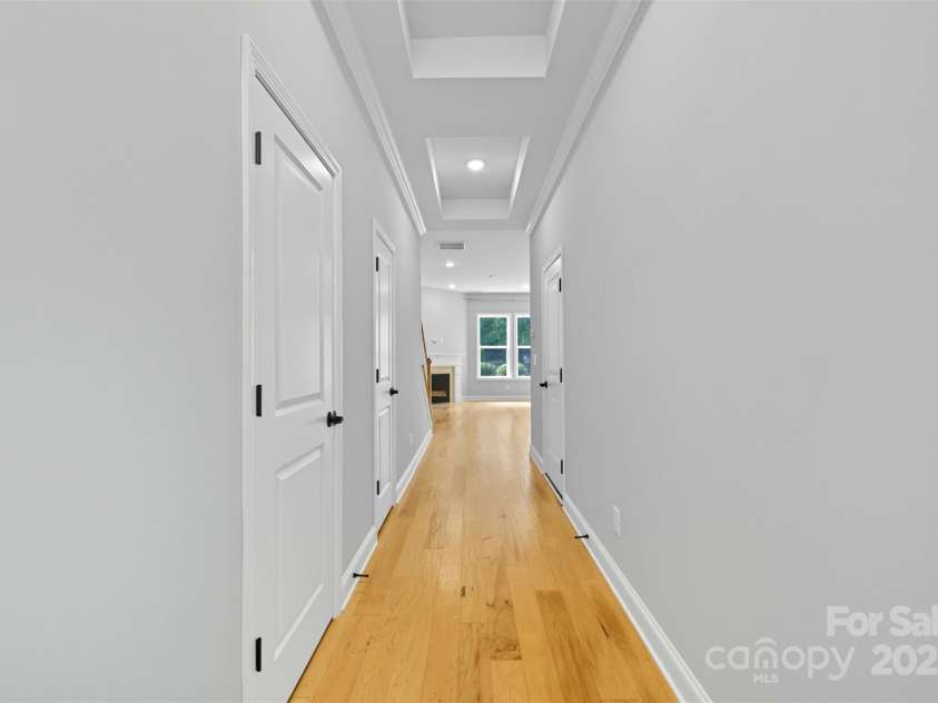 9209 Colin Crossing Court, Charlotte, NC 28277.  MLS# CAR4305863, YatesRealty ID 875. Main Floor Entry