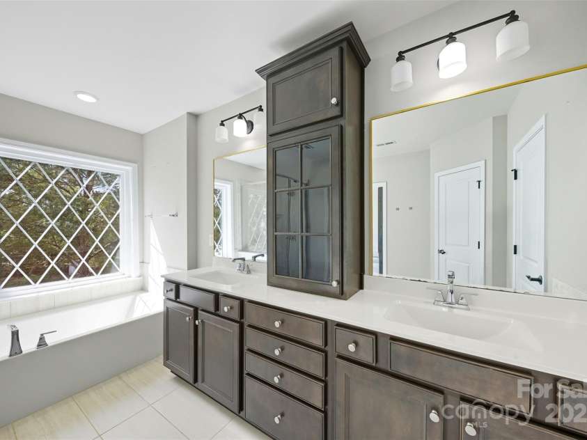 9209 Colin Crossing Court, Charlotte, NC 28277.  MLS# CAR4305863, YatesRealty ID 875. Primary Full Bath