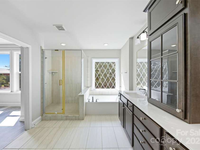 9209 Colin Crossing Court, Charlotte, NC 28277.  MLS# CAR4305863, YatesRealty ID 875. Primary Full Bath
