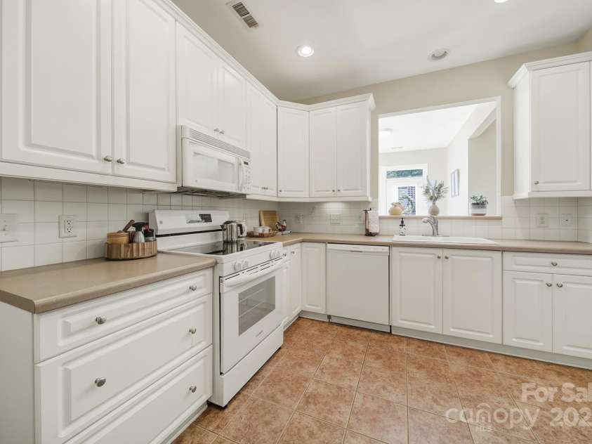 2959 Bellasera Way, Matthews, NC 28105.  MLS# CAR4274927, YatesRealty ID 8750. 