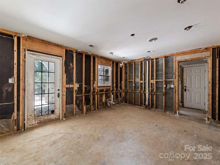 21 Riverbend Road, Canton, NC 28716.  MLS# CAR4241028, YatesRealty ID 8752. 