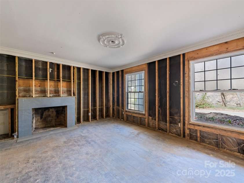21 Riverbend Road, Canton, NC 28716.  MLS# CAR4241028, YatesRealty ID 8752. 