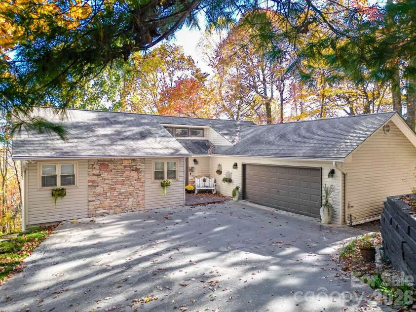 110 Spring Path, Hendersonville, NC 28739.  MLS# CAR4267167, YatesRealty ID 8755. 