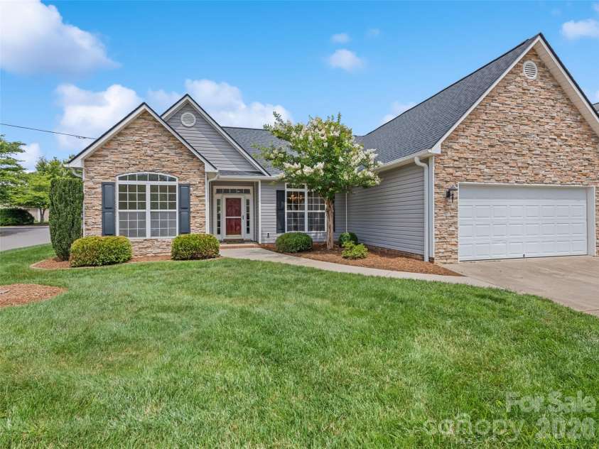 2 Thornwood Court, Arden, NC 28704.  MLS# CAR4394985, YatesRealty ID 8756. 