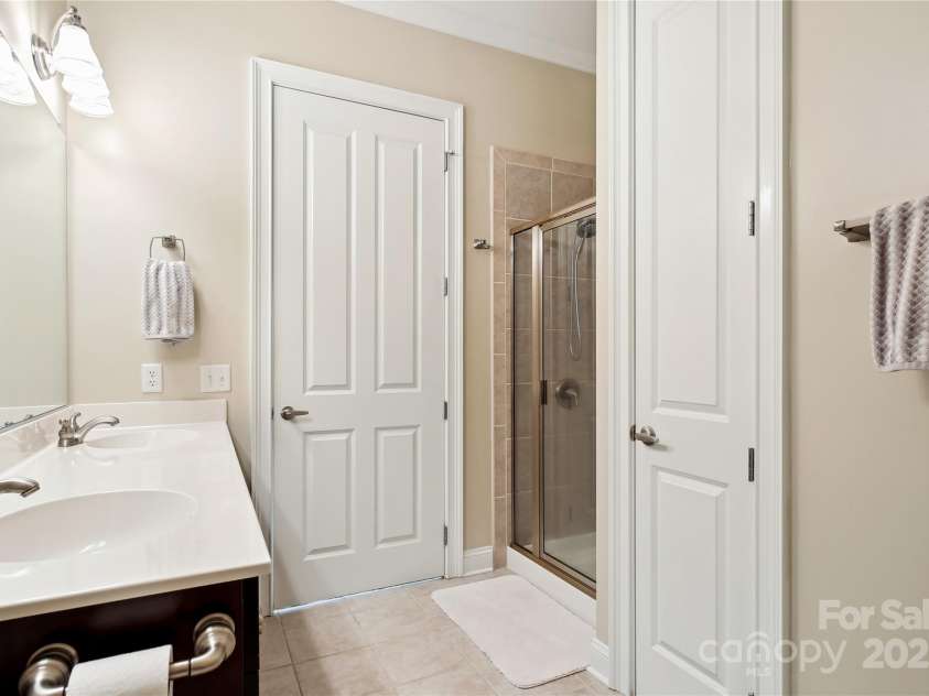 5425 Closeburn Road, Charlotte, NC 28210.  MLS# CAR4232616, YatesRealty ID 8760. Primary Bath