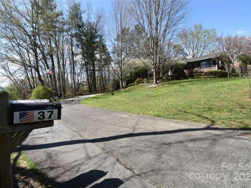37 Hillside Drive, Etowah, NC 28729.  MLS# CAR4243156, YatesRealty ID 8761. 37 Hillside Dr E
