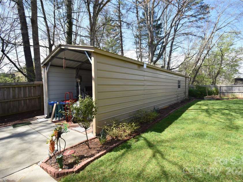 37 Hillside Drive, Etowah, NC 28729.  MLS# CAR4243156, YatesRealty ID 8761. Large workshop with multiple possibilities