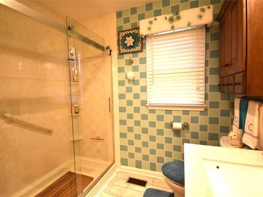 37 Hillside Drive, Etowah, NC 28729.  MLS# CAR4243156, YatesRealty ID 8761. Newer shower doors