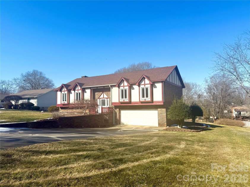 1015 36th Avenue Court, Hickory, NC 28601.  MLS# CAR4340838, YatesRealty ID 8762. 