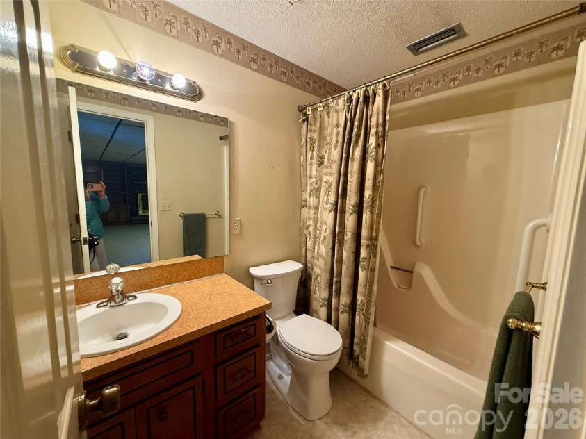1015 36th Avenue Court, Hickory, NC 28601.  MLS# CAR4340838, YatesRealty ID 8762. 