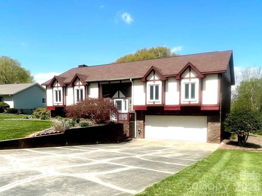 1015 36th Avenue Court, Hickory, NC 28601.  MLS# CAR4340838, YatesRealty ID 8762. 