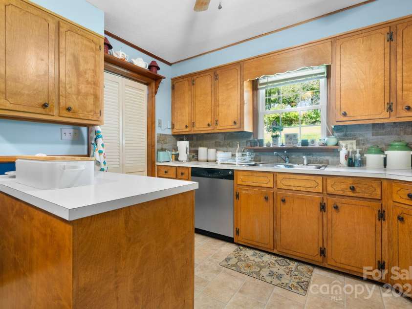 723 Wilmore Street, Lenoir, NC 28645.  MLS# CAR4251570, YatesRealty ID 8764. 