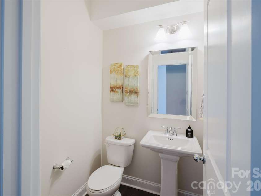 15431 Cimarron Hills Lane, Charlotte, NC 28278.  MLS# CAR4298385, YatesRealty ID 8774. POWDER ROOM