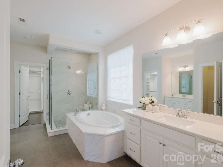 15431 Cimarron Hills Lane, Charlotte, NC 28278.  MLS# CAR4298385, YatesRealty ID 8774. PRIMARY BATH