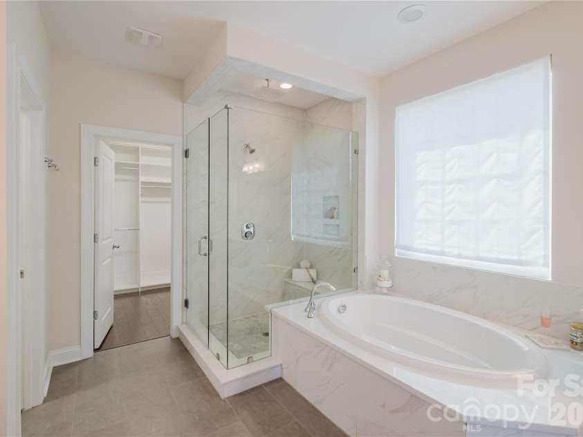 15431 Cimarron Hills Lane, Charlotte, NC 28278.  MLS# CAR4298385, YatesRealty ID 8774. PRIMARY BATH