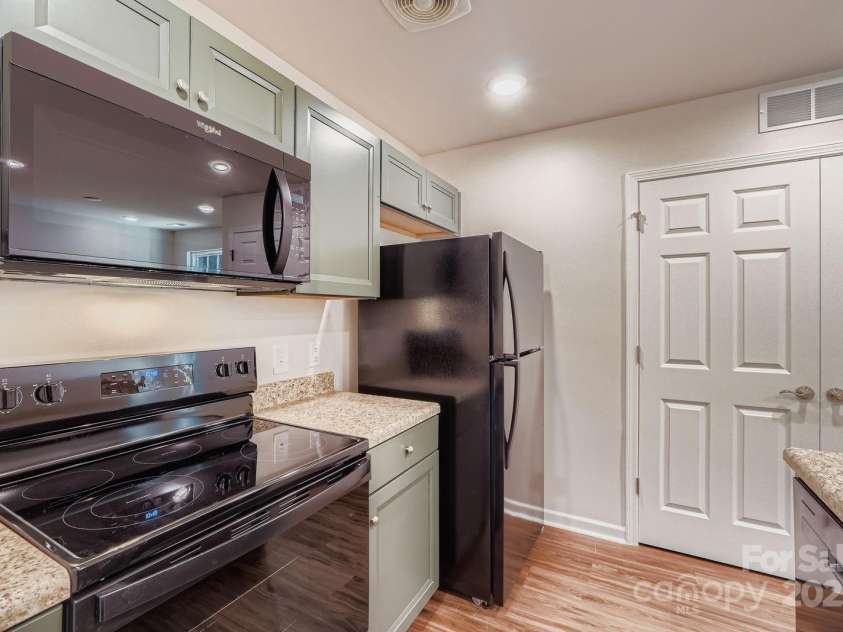 1758 J Julian Lane, Charlotte, NC 28208.  MLS# CAR4213076, YatesRealty ID 8774. 