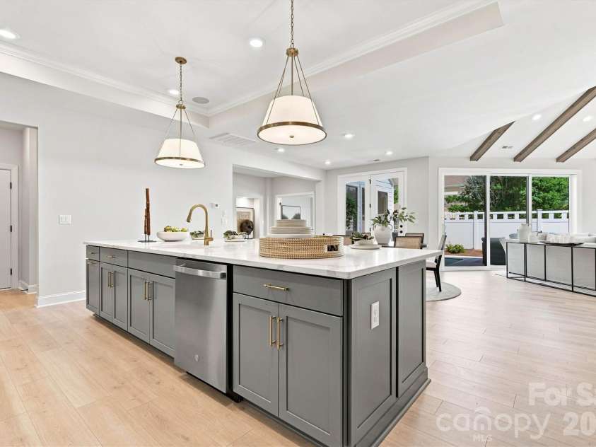 3015 Five Creek Road, Charlotte, NC 28213.  MLS# CAR4343497, YatesRealty ID 8776. 