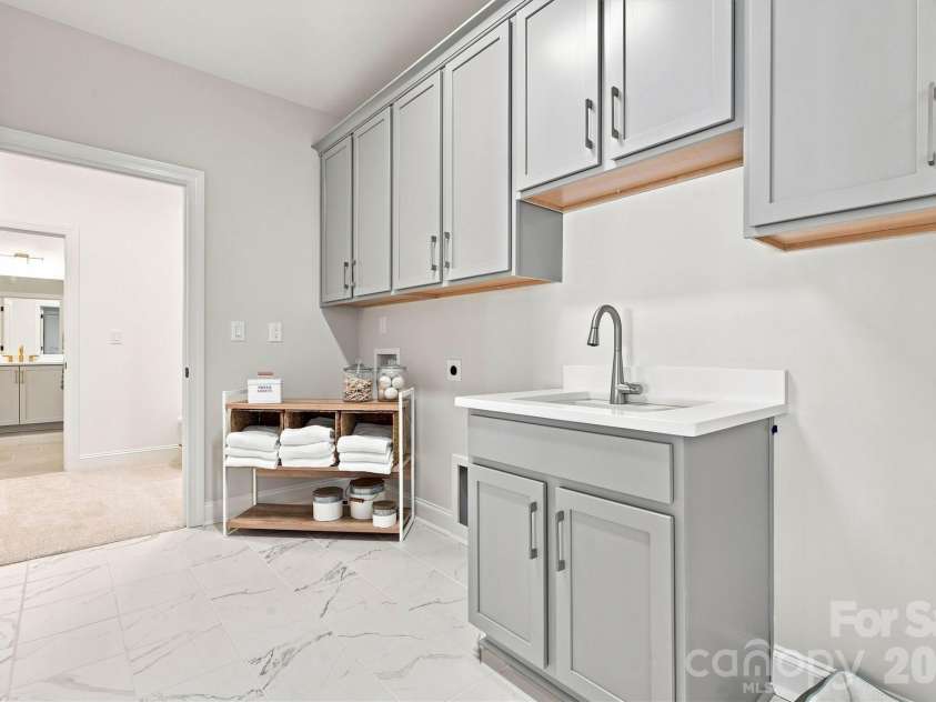 3015 Five Creek Road, Charlotte, NC 28213.  MLS# CAR4343497, YatesRealty ID 8776. 