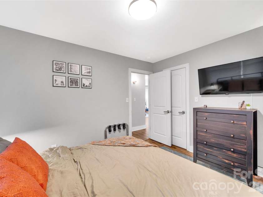 2025 Ibis Court, Charlotte, NC 28205.  MLS# CAR4358594, YatesRealty ID 8781. 