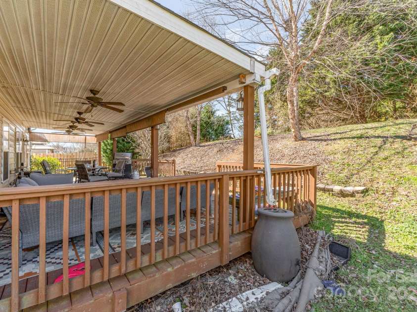 10722 Mountain Springs Drive, Charlotte, NC 28278.  MLS# CAR4226563, YatesRealty ID 8785. 