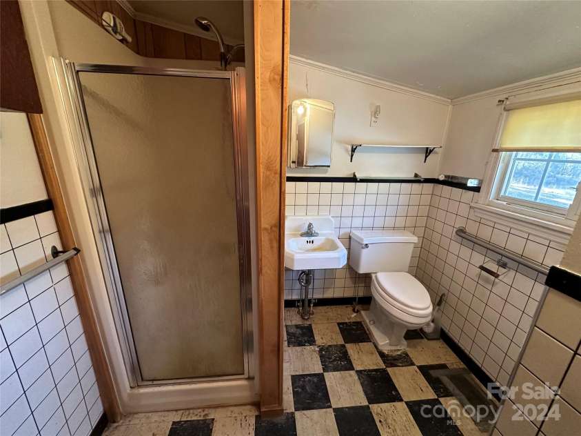 11298 Hwy 265 Highway, Jefferson, SC 29718.  MLS# CAR4206001, YatesRealty ID 8788. Bathroom off den