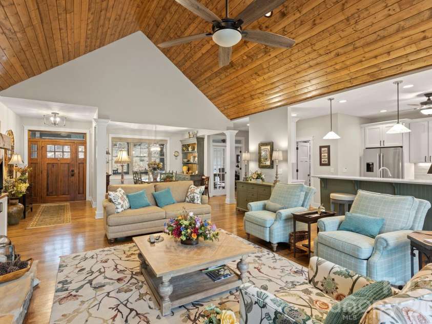 719 Overlook Drive, Flat Rock, NC 28731.  MLS# CAR4354349, YatesRealty ID 8788. 