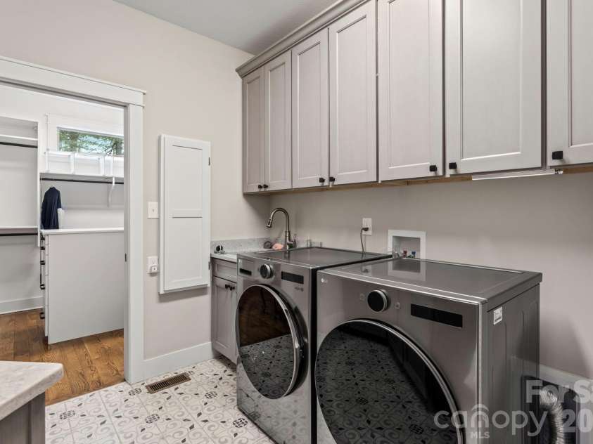 719 Overlook Drive, Flat Rock, NC 28731.  MLS# CAR4354349, YatesRealty ID 8788. 
