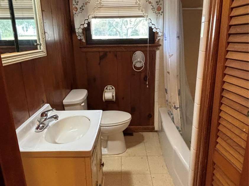 819 Piedmont Avenue, Kings Mountain, NC 28086.  MLS# CAR4364724, YatesRealty ID 8790. Main floor bath