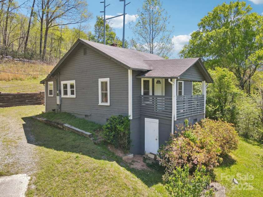 953 Howard Street, Tryon, NC 28782.  MLS# CAR4248154, YatesRealty ID 8790. 