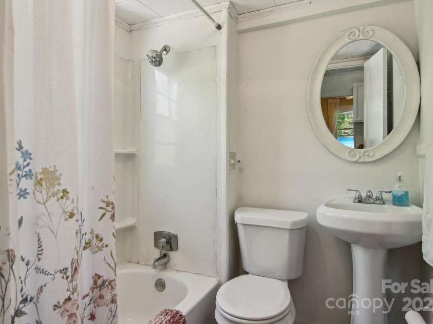 953 Howard Street, Tryon, NC 28782.  MLS# CAR4248154, YatesRealty ID 8790. Full bathroom