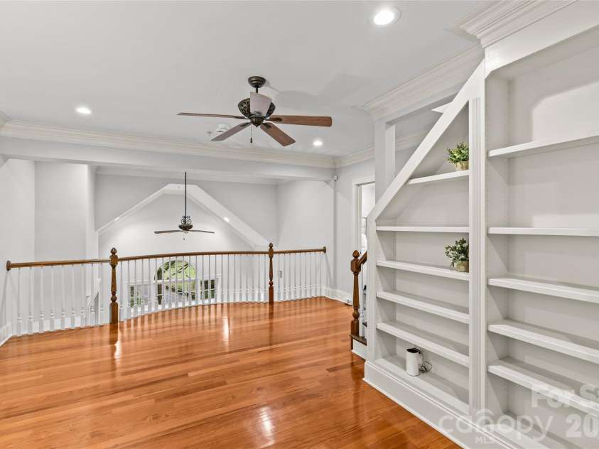 529 Queens Road, Charlotte, NC 28207.  MLS# CAR4353298, YatesRealty ID 8792. 2nd Floor Landing