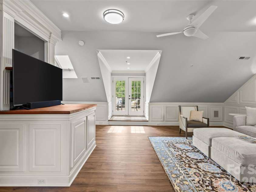 529 Queens Road, Charlotte, NC 28207.  MLS# CAR4353298, YatesRealty ID 8792. Bonus Room
