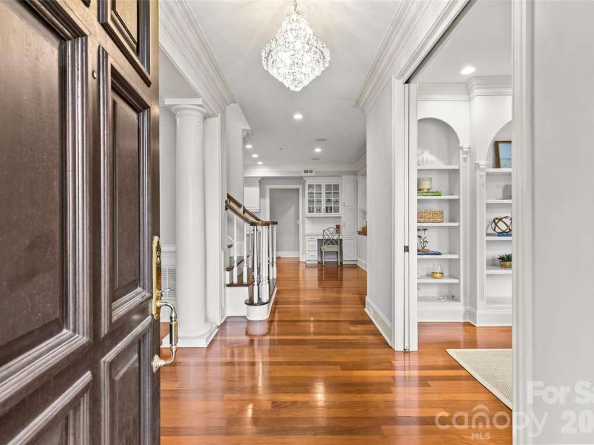 529 Queens Road, Charlotte, NC 28207.  MLS# CAR4353298, YatesRealty ID 8792. Foyer
