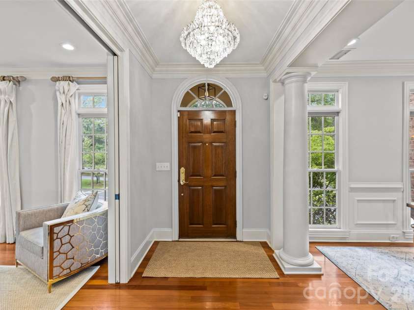 529 Queens Road, Charlotte, NC 28207.  MLS# CAR4353298, YatesRealty ID 8792. Foyer