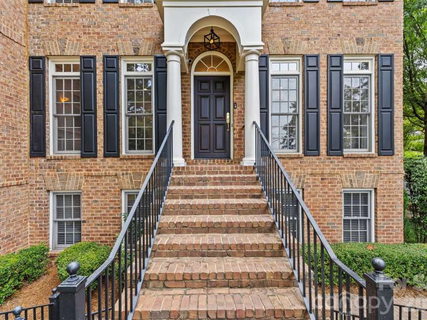 529 Queens Road, Charlotte, NC 28207.  MLS# CAR4353298, YatesRealty ID 8792. Front Entrance