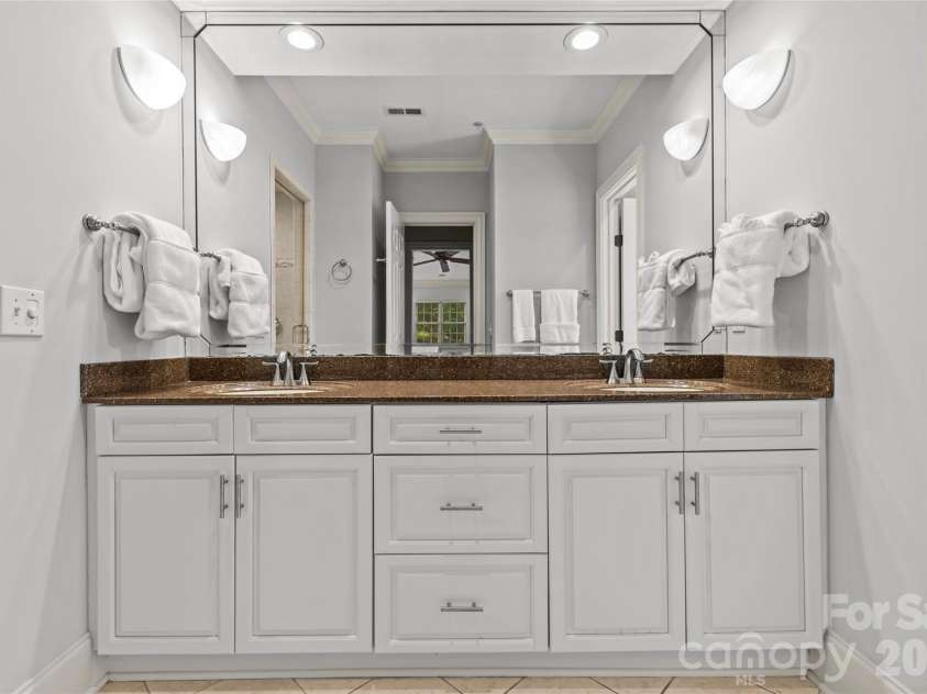 529 Queens Road, Charlotte, NC 28207.  MLS# CAR4353298, YatesRealty ID 8792. Full Bathroom 2