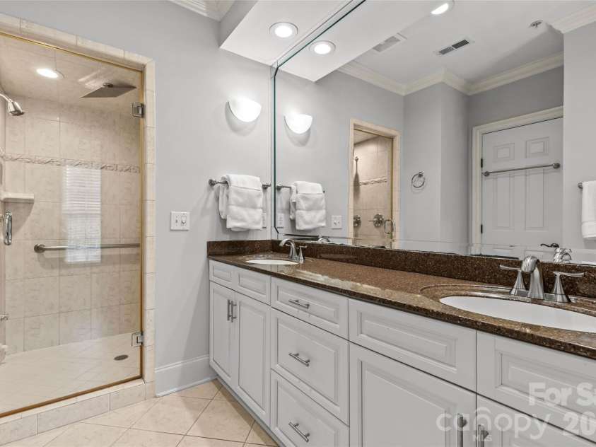 529 Queens Road, Charlotte, NC 28207.  MLS# CAR4353298, YatesRealty ID 8792. Full Bathroom 2