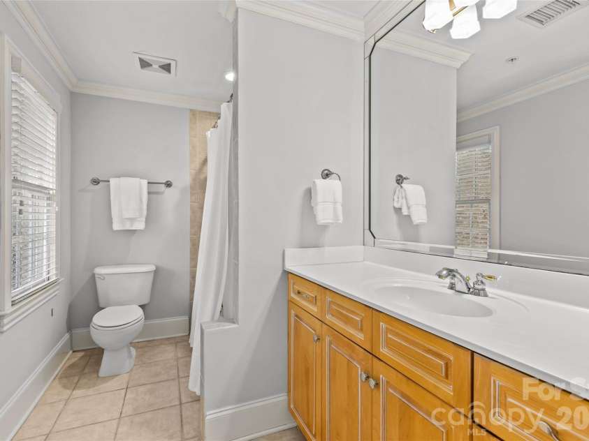 529 Queens Road, Charlotte, NC 28207.  MLS# CAR4353298, YatesRealty ID 8792. Full Bathroom 3