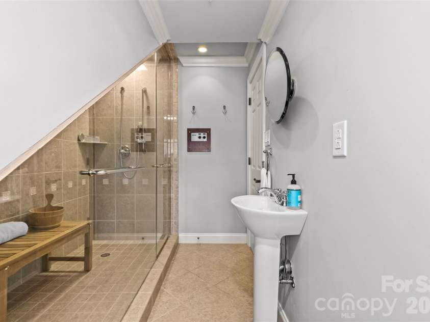 529 Queens Road, Charlotte, NC 28207.  MLS# CAR4353298, YatesRealty ID 8792. Full Bathroom 4